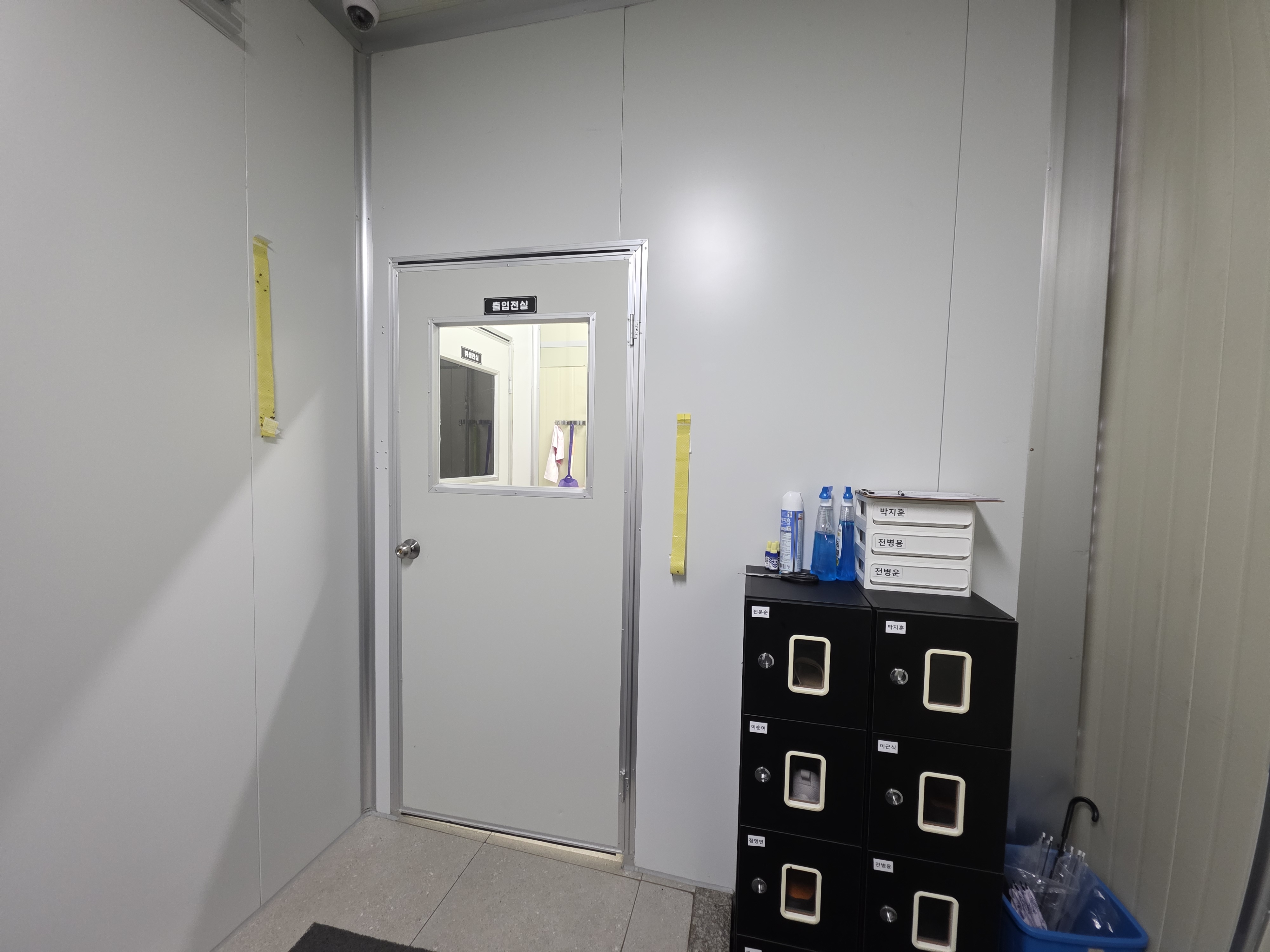 태승푸드 출입전실 — 개인 사물함과 소독 용품이 비치된 입장 전 위생 관리 공간